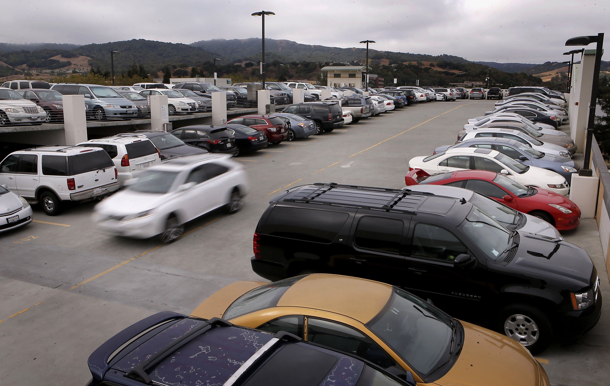 How to Reverse Park Back Into A Parking Space Like a Pro